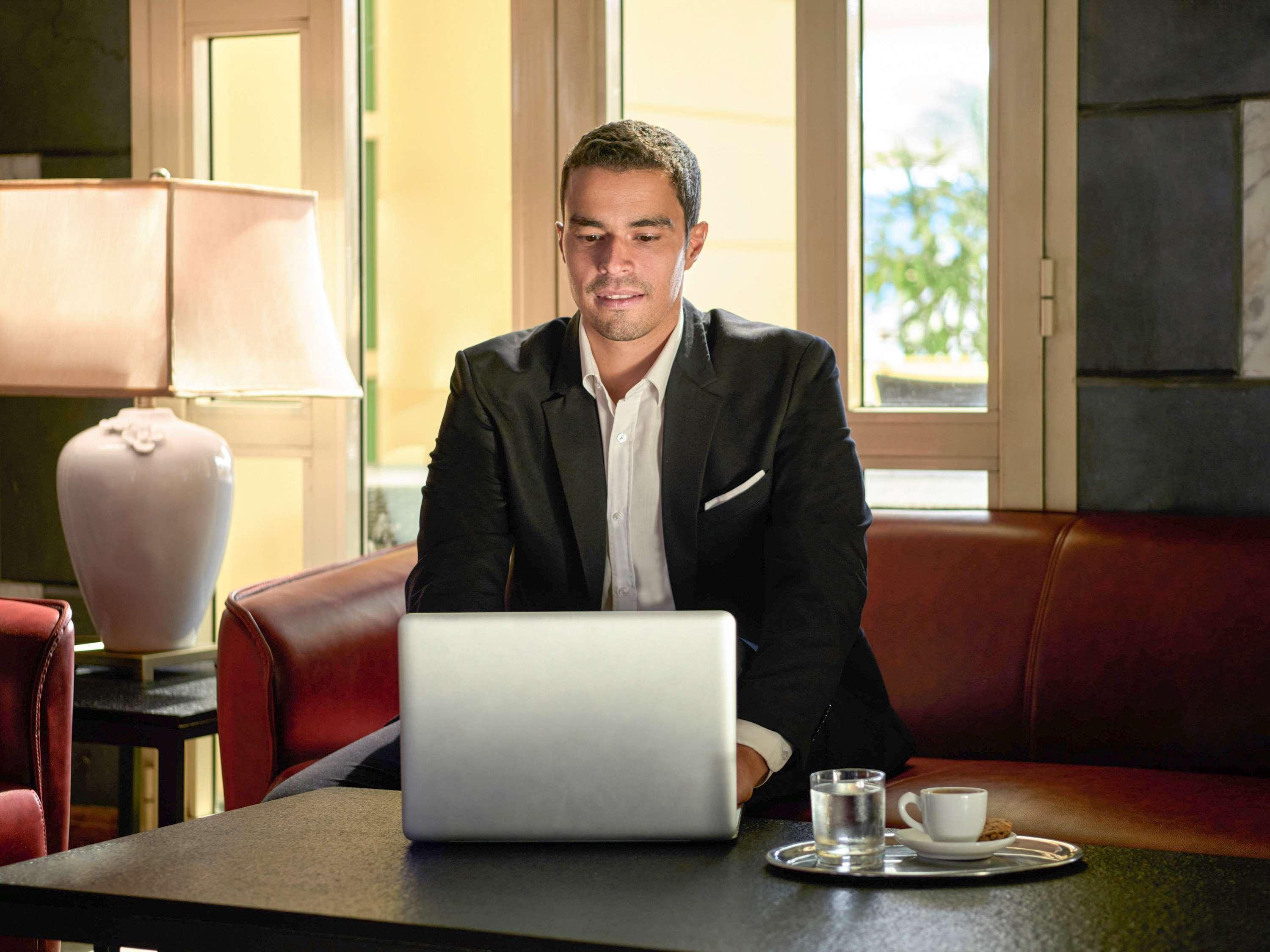 Moevenpick Hotel Cairo - Media City Giza Εξωτερικό φωτογραφία A business traveller working on a laptop