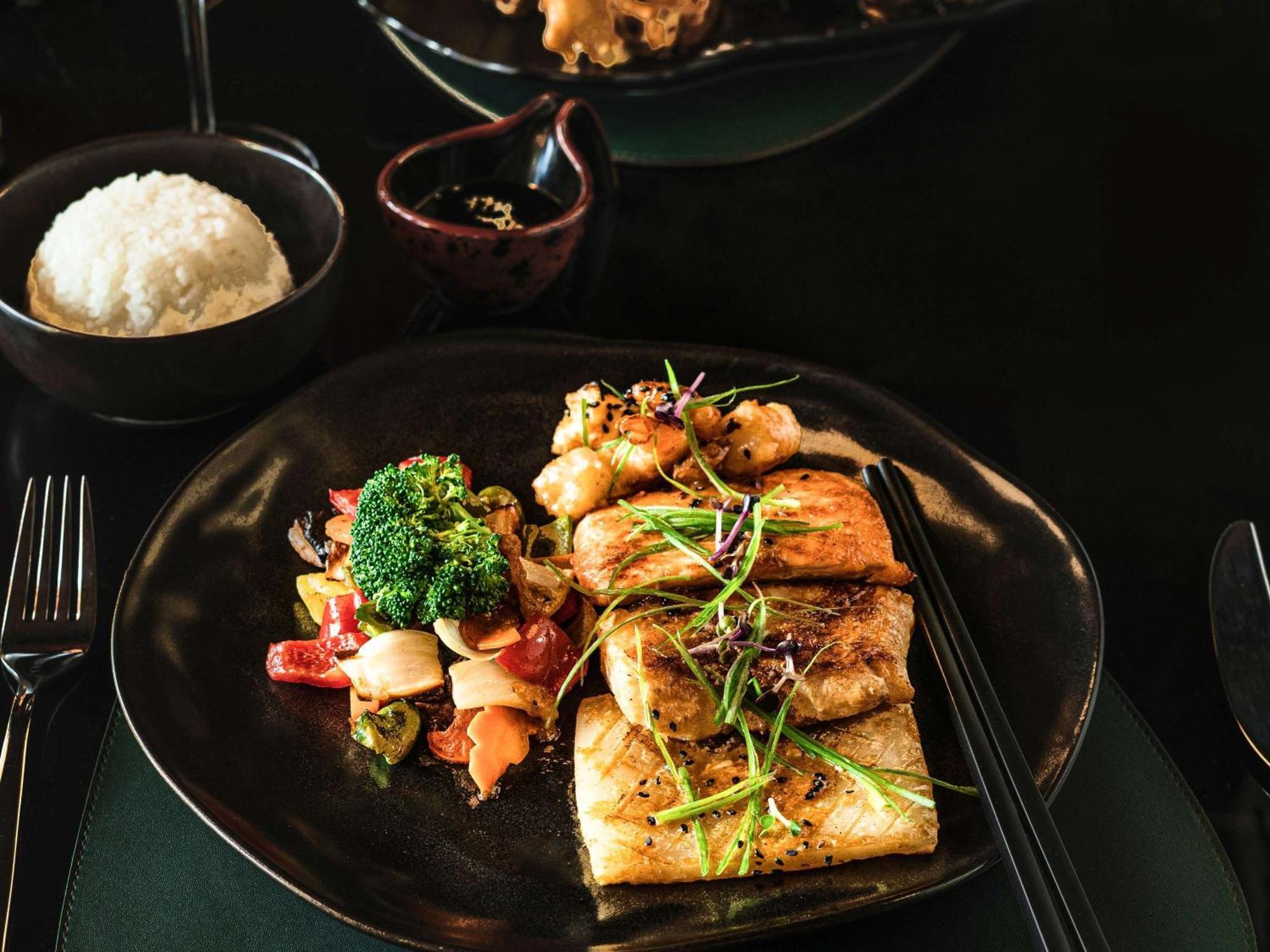 Moevenpick Hotel Cairo - Media City Giza Εξωτερικό φωτογραφία A plate of tofu with vegetables