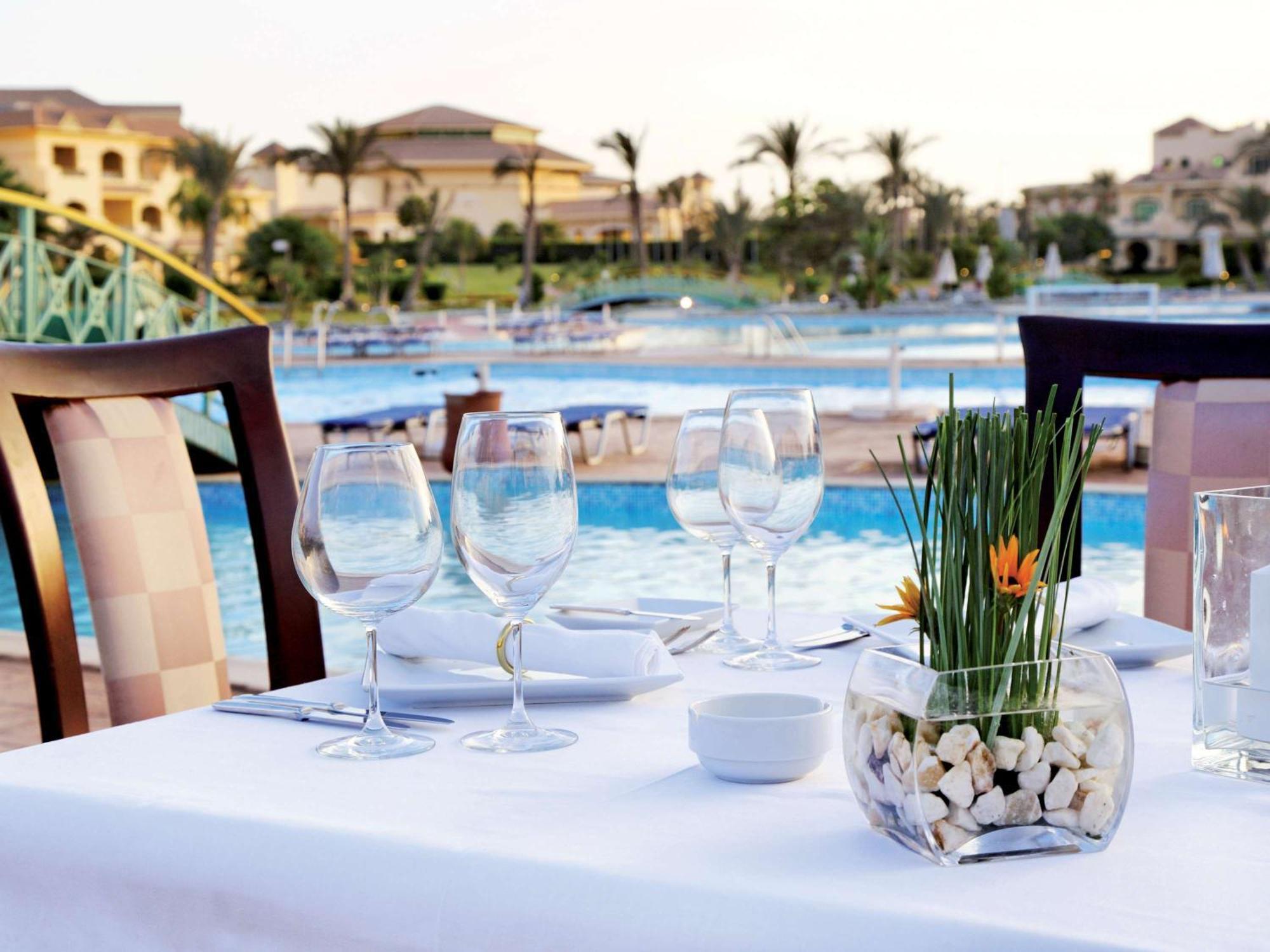 Moevenpick Hotel Cairo - Media City Giza Εξωτερικό φωτογραφία The pool at the resort