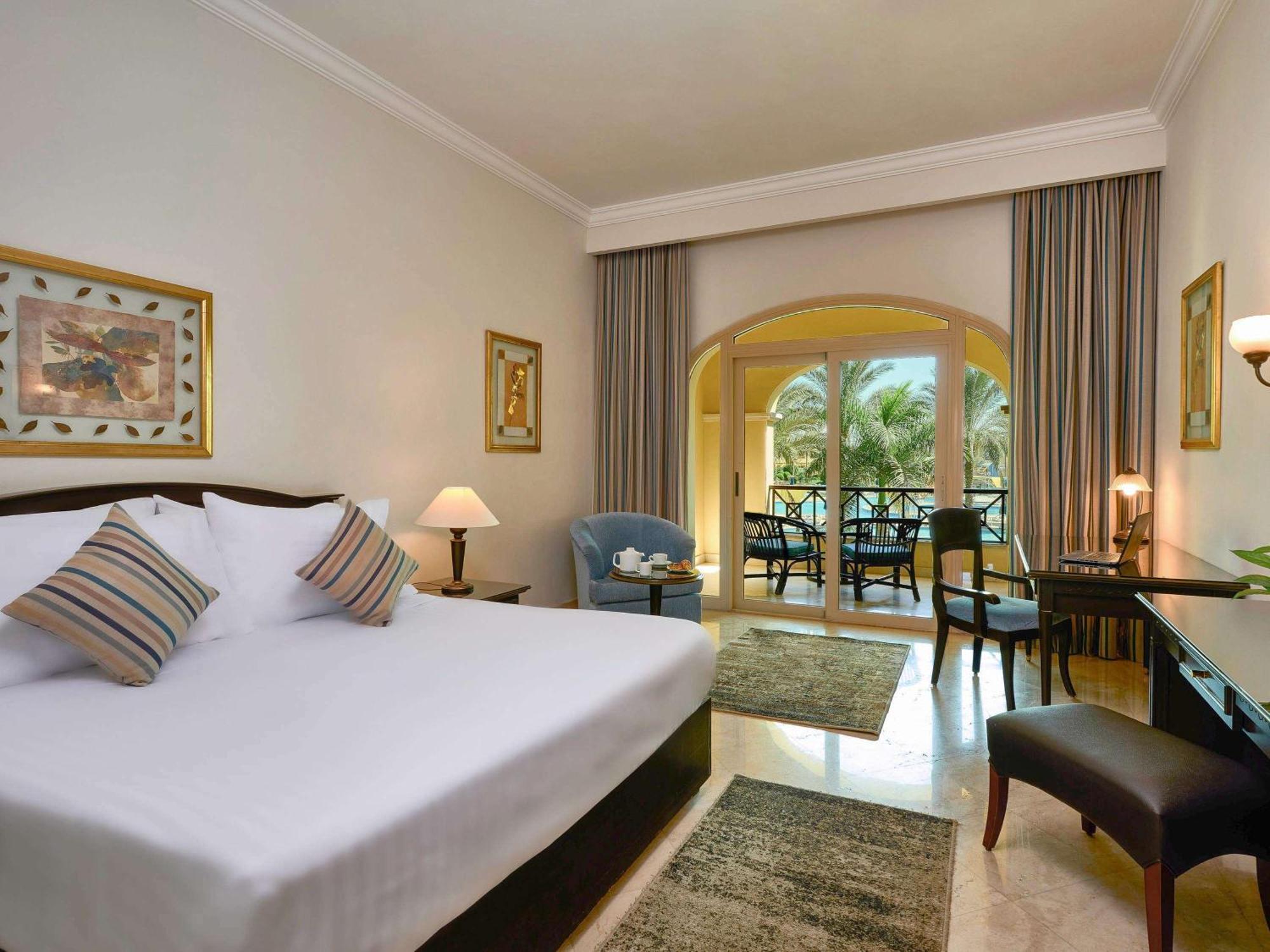Moevenpick Hotel Cairo - Media City Giza Εξωτερικό φωτογραφία A room at the hotel