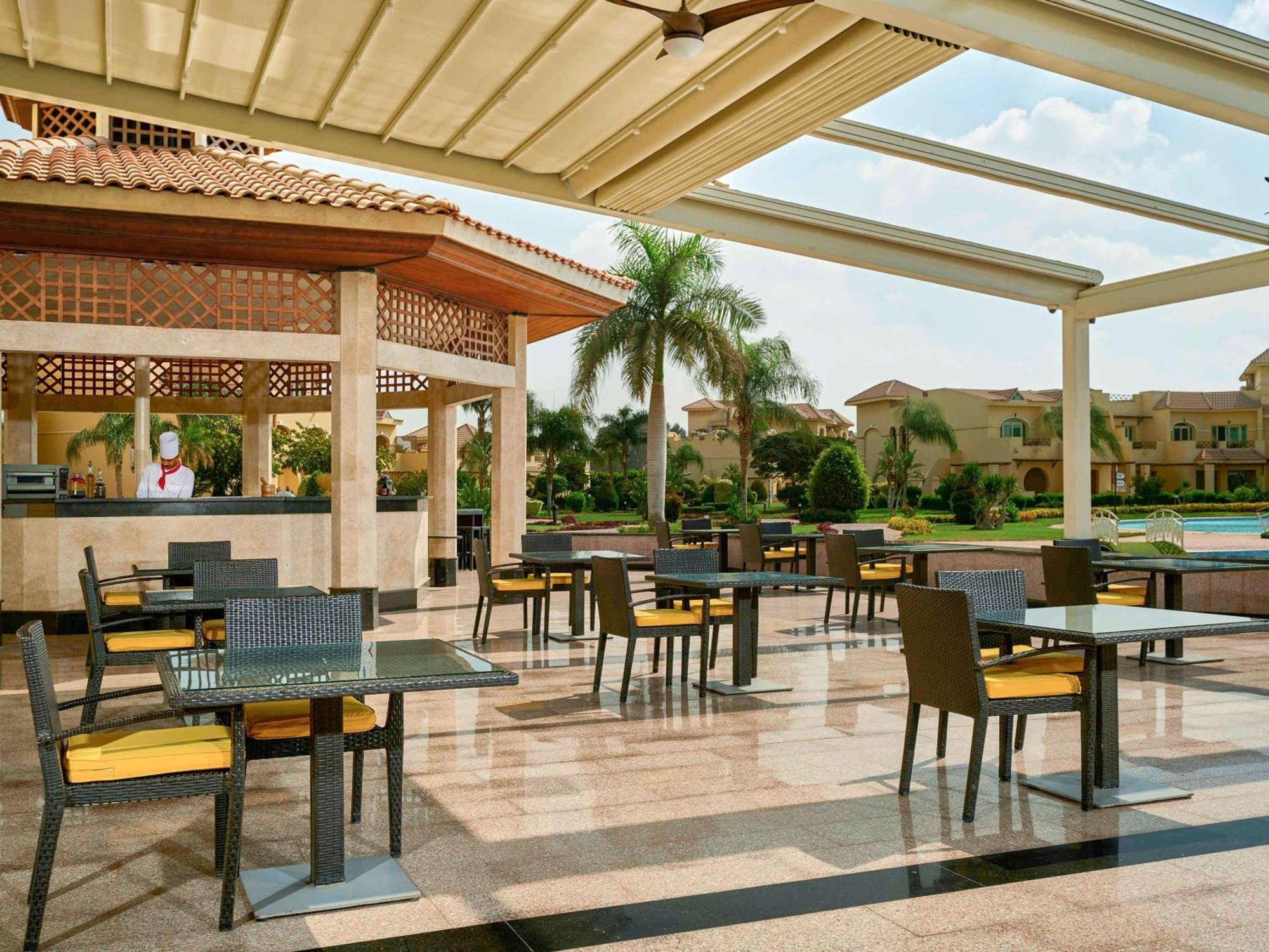 Moevenpick Hotel Cairo - Media City Giza Εξωτερικό φωτογραφία The poolside bar at the Hilton Luxor